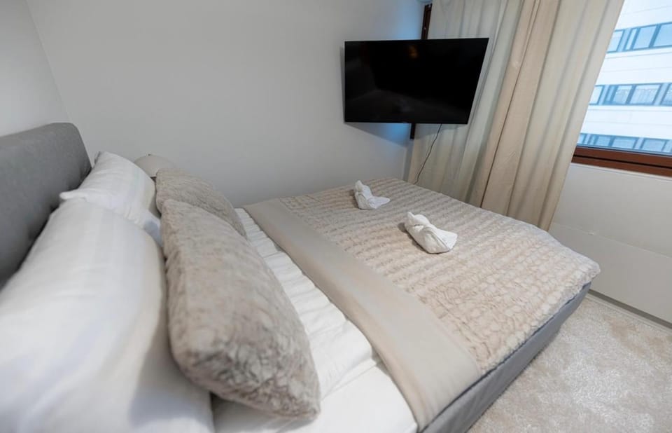 Bed, TV and multimedia, Bedroom, towels