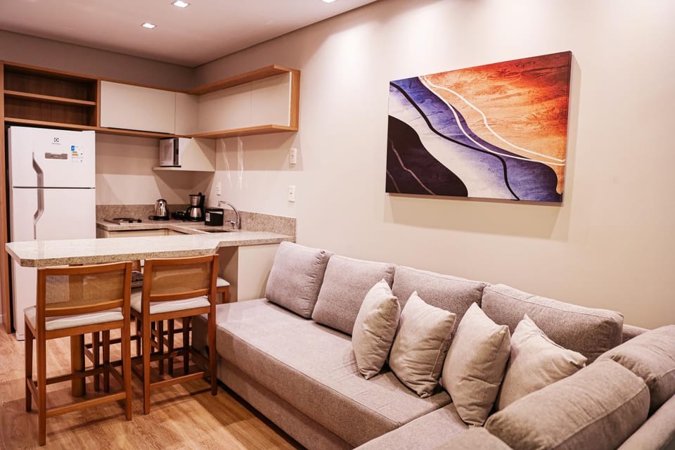 Coffee/tea facilities, Kitchen or kitchenette, Living room, Seating area, Dining area, minibar, stove, toaster