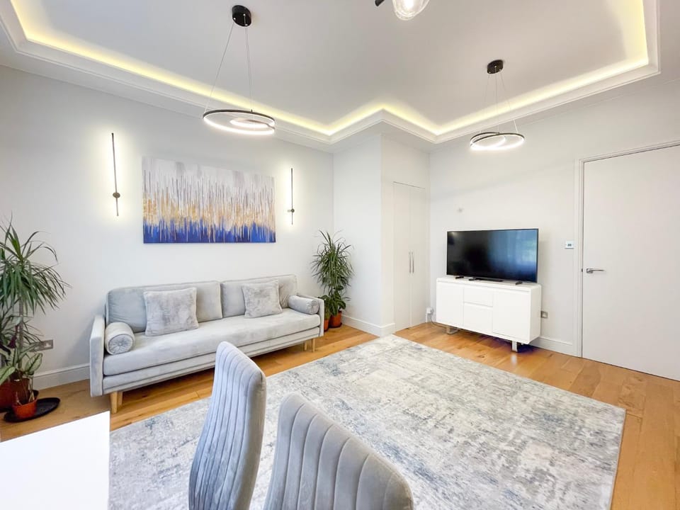 Communal lounge/ TV room, Bed, TV and multimedia, Living room, Photo of the whole room, Seating area, Evening entertainment