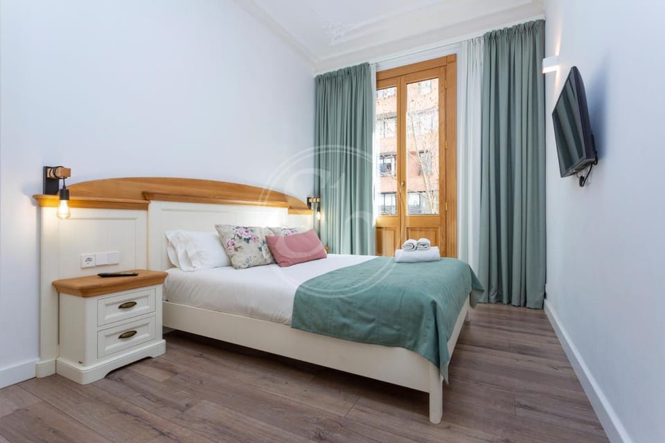 Bed, TV and multimedia, Photo of the whole room, Bedroom