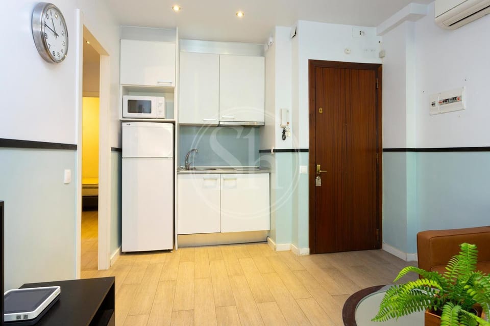 Kitchen or kitchenette, air conditioner