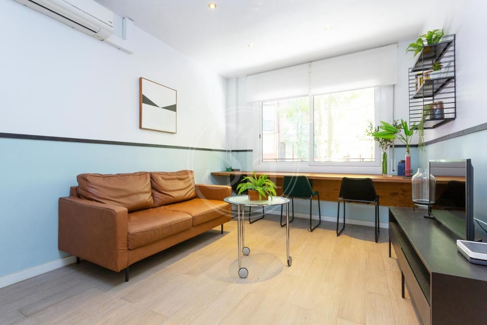 TV and multimedia, Living room, Seating area, Dining area, air conditioner