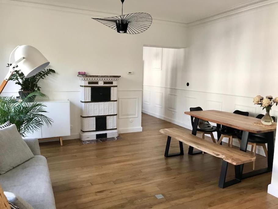 Dining area, fireplace
