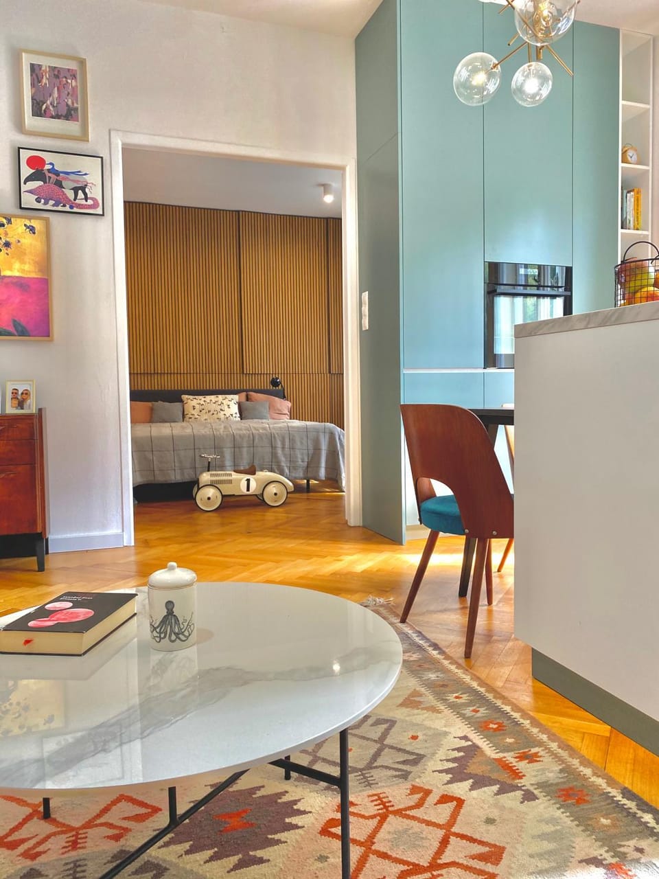 Kitchen or kitchenette, Living room, Seating area, Dining area