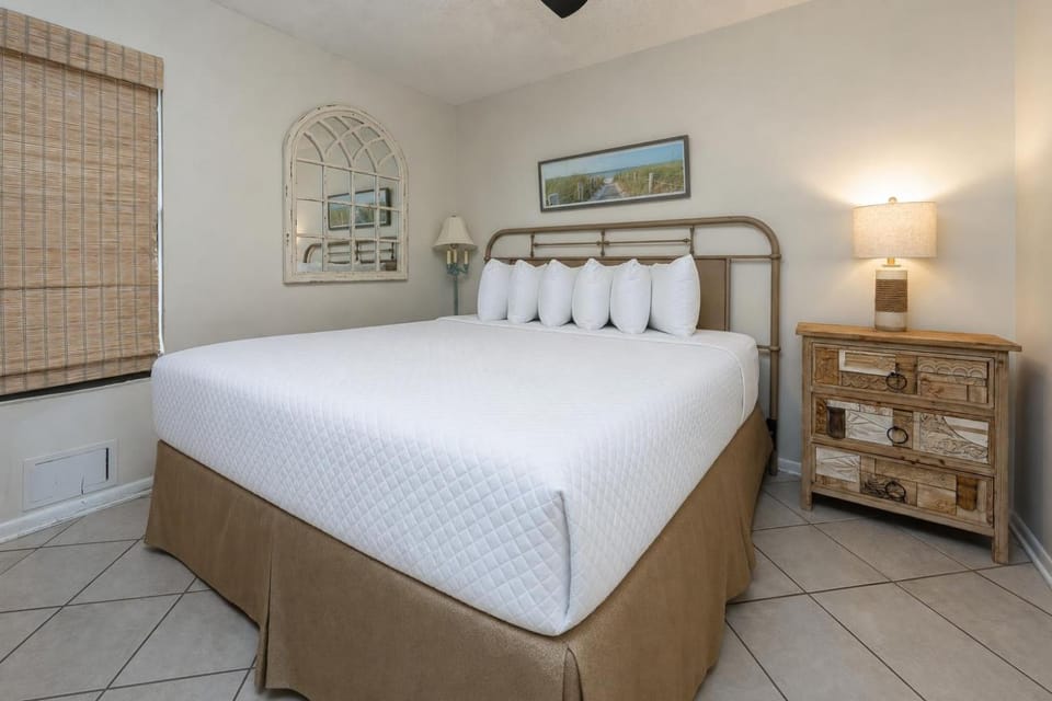 Island Winds West 777 condo Apartment in West Beach