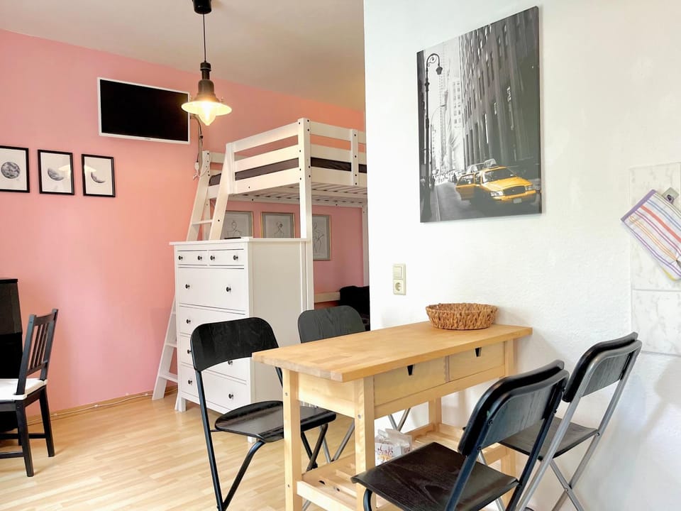 Communal lounge/ TV room, TV and multimedia, Dining area