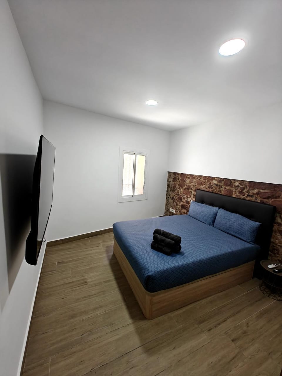 Bed, TV and multimedia, Photo of the whole room, Bedroom