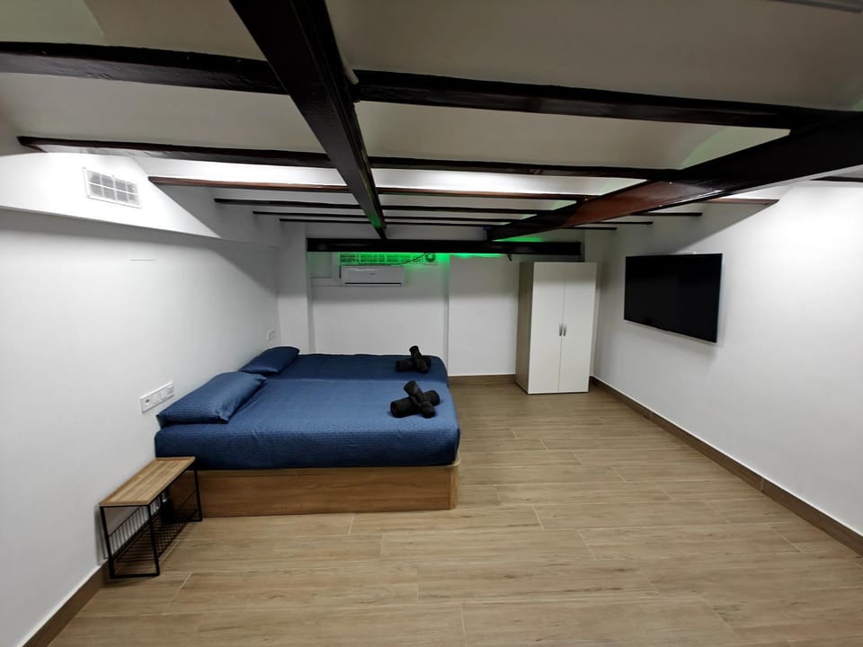Bed, TV and multimedia, Photo of the whole room, Bedroom