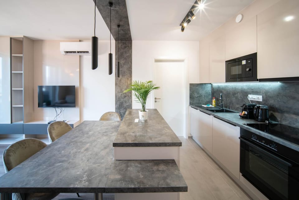 Kitchen or kitchenette, Dining area, stove