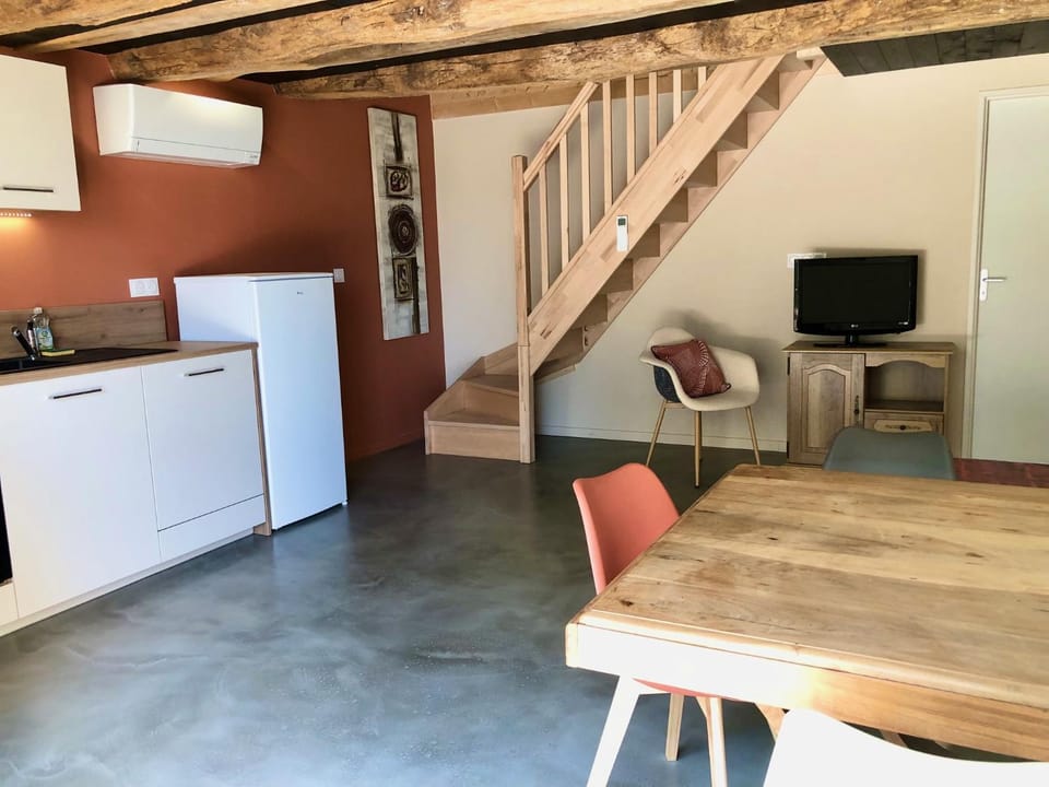 Kitchen or kitchenette, Seating area, Dining area