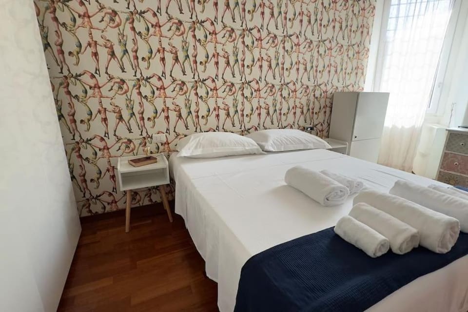 Bed, Bedroom, towels