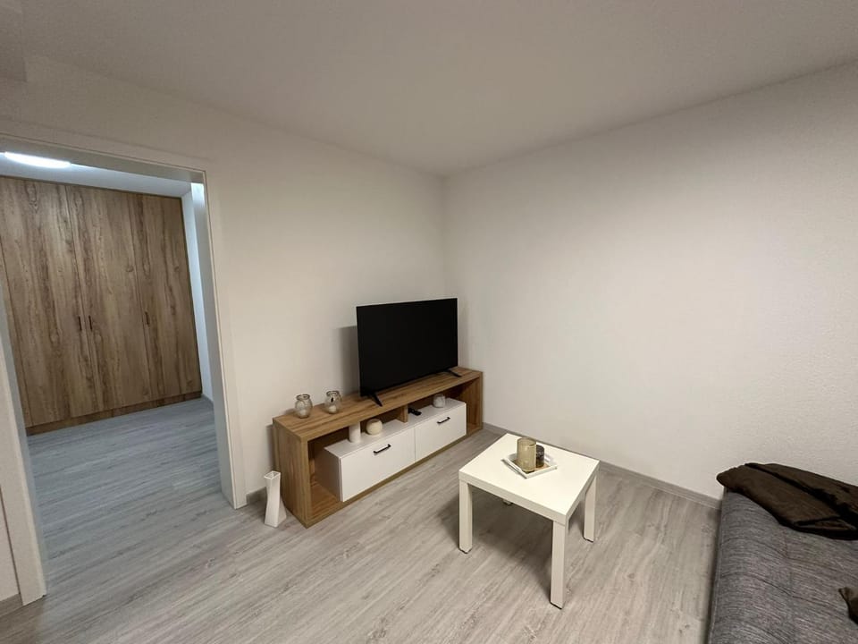 TV and multimedia, Living room, Seating area, Evening entertainment