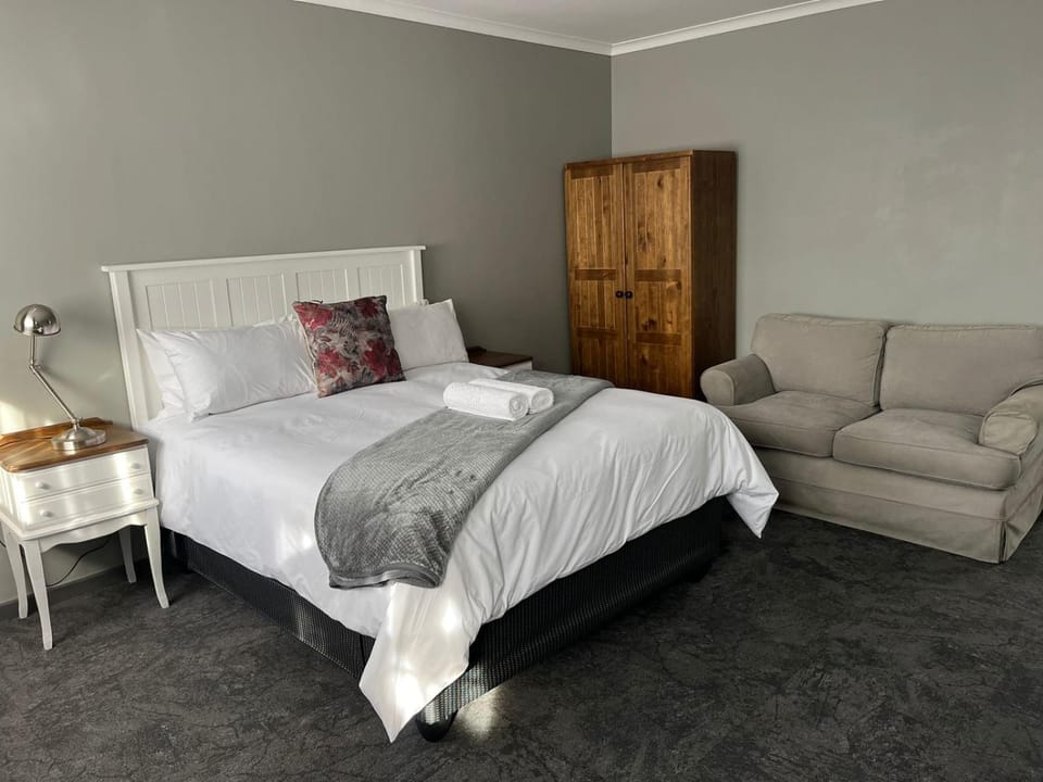 Bed, Photo of the whole room, Seating area, Bedroom, wardrobe