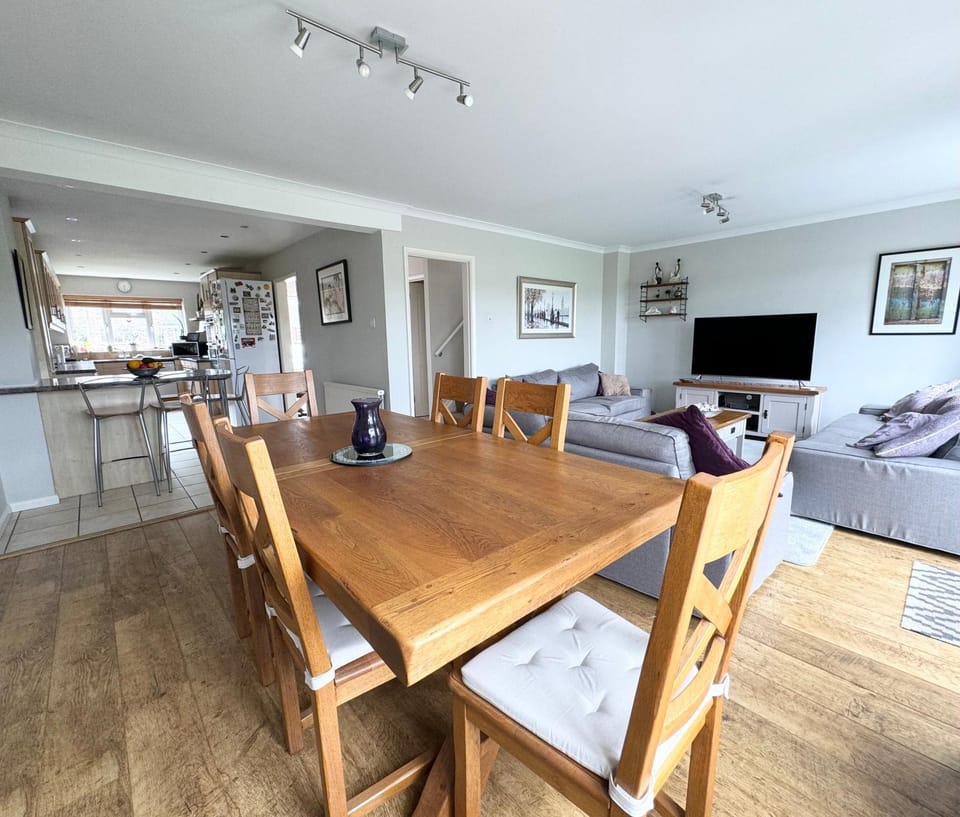 4 Bedroom Home House in Wycombe District