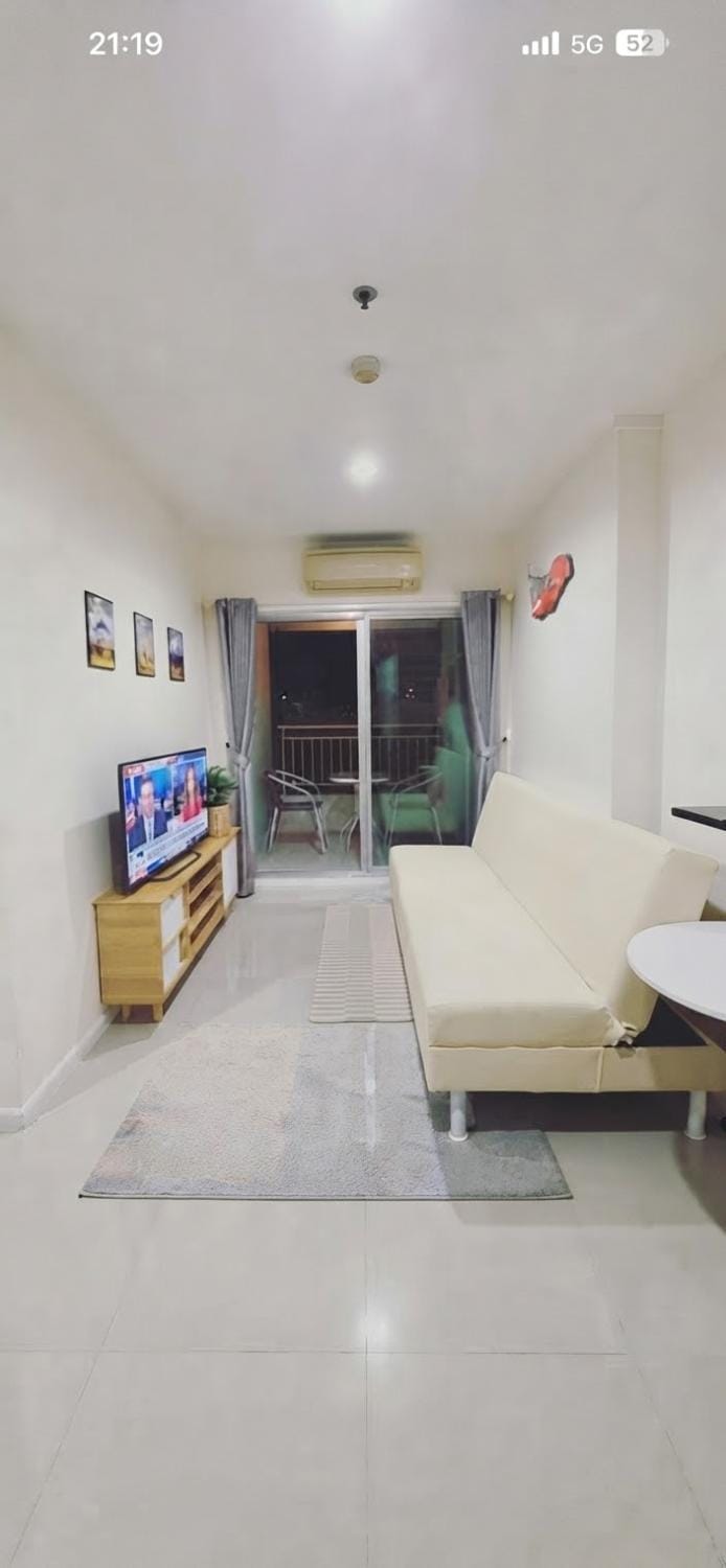Bed, TV and multimedia, Living room, Photo of the whole room, Seating area, Bedroom