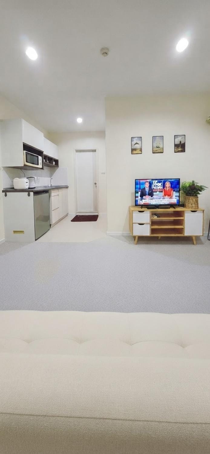 Kitchen or kitchenette, minibar