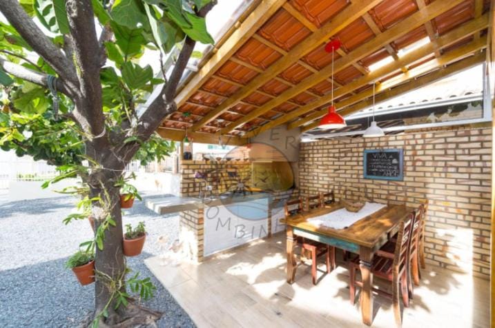 Linda Casa no Centro da Praia, Próximo a Praia e Comércio em Geral House in Bombinhas