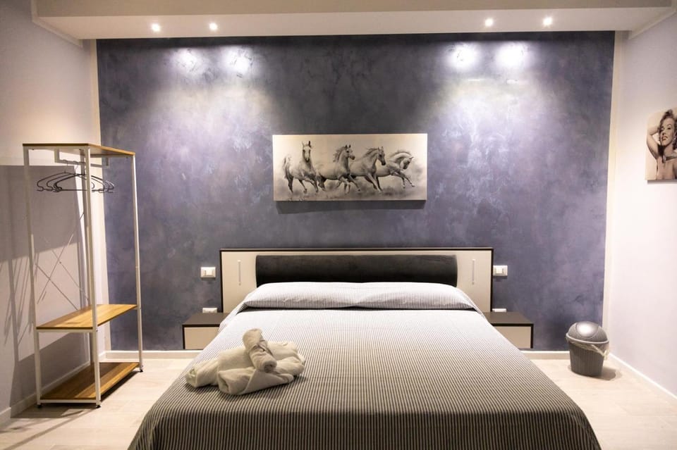 Photo of the whole room, Bedroom, towels