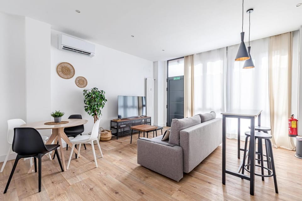 TV and multimedia, Seating area, Dining area, air conditioner