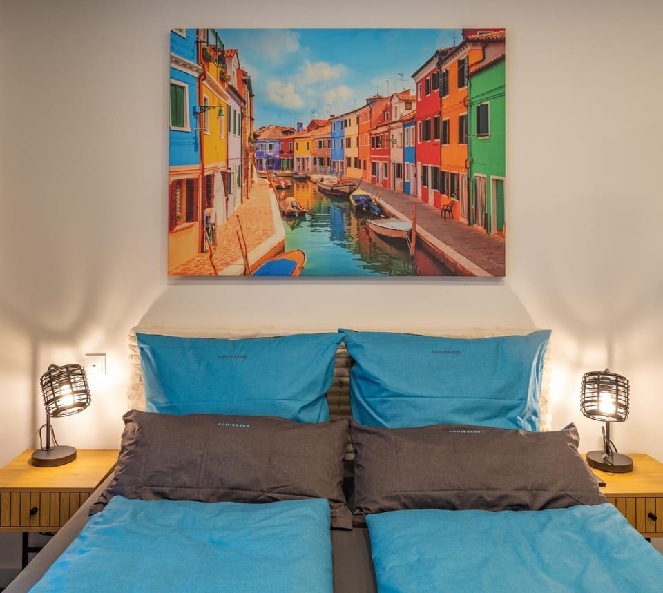 Bed, Photo of the whole room