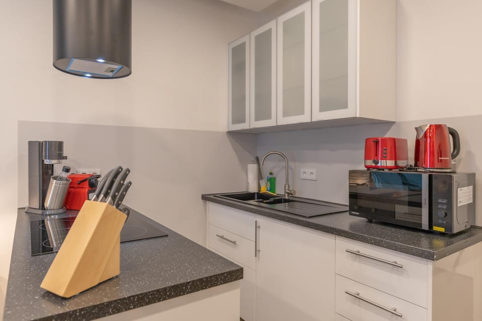Coffee/tea facilities, Kitchen or kitchenette, microwave, stove, toaster