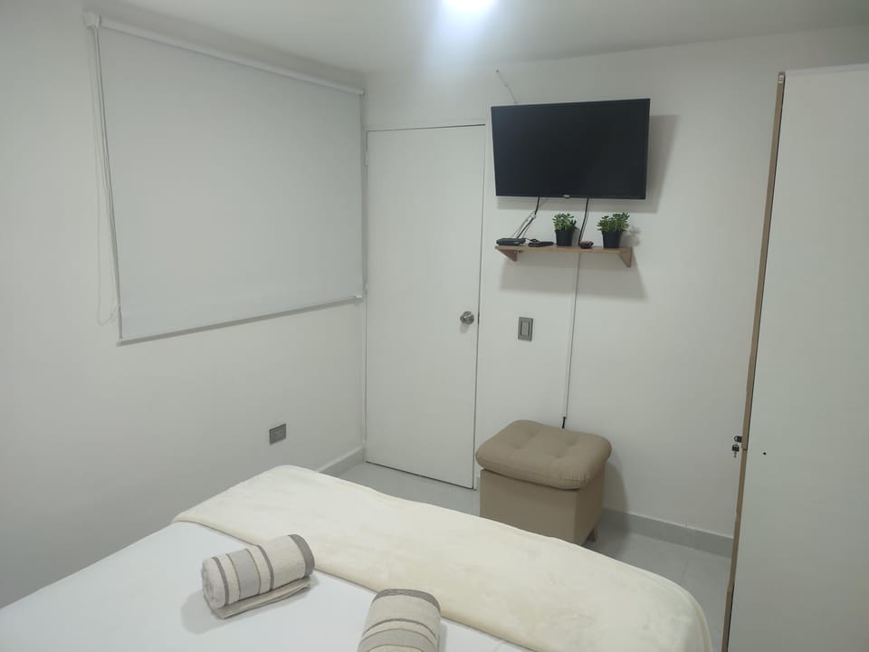 TV and multimedia, Photo of the whole room, Bedroom