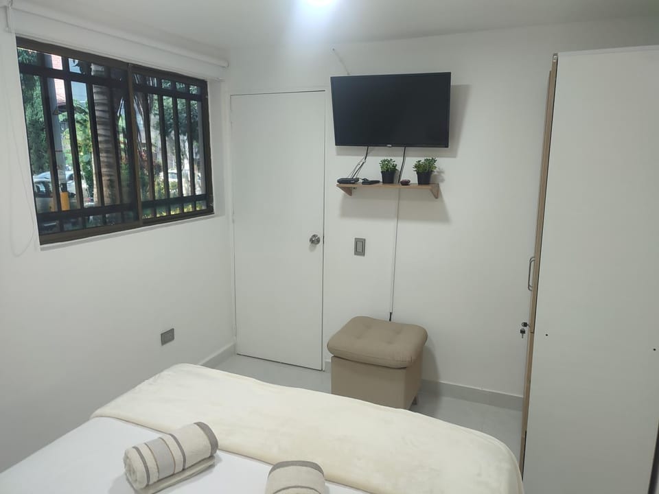 Bed, TV and multimedia, Photo of the whole room, Bedroom