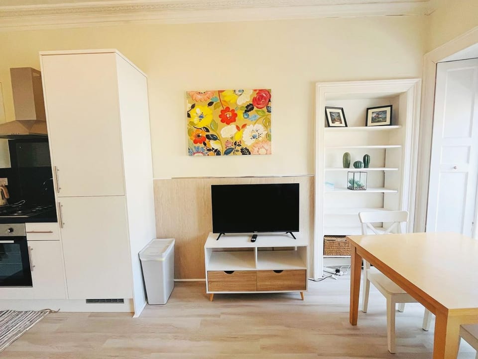 One Bedroom Apartment behind Edinburgh Castle on the 3rd floor Apartment in Edinburgh
