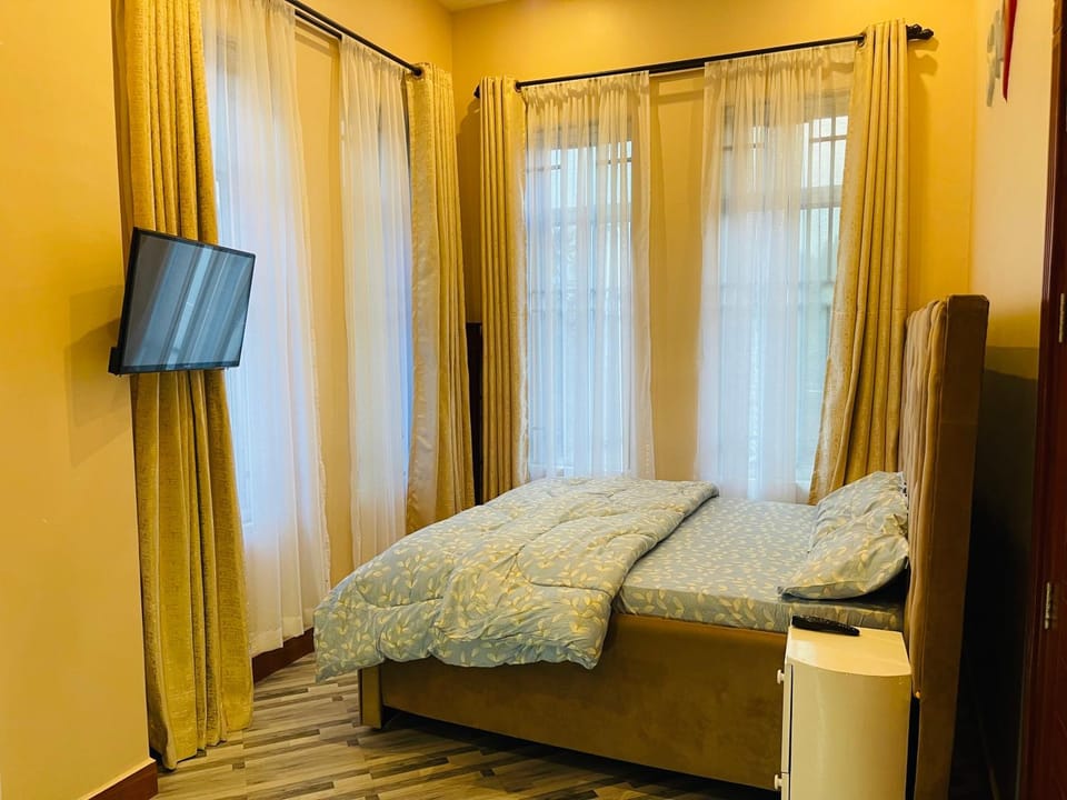 Bed, TV and multimedia, Photo of the whole room, Bedroom