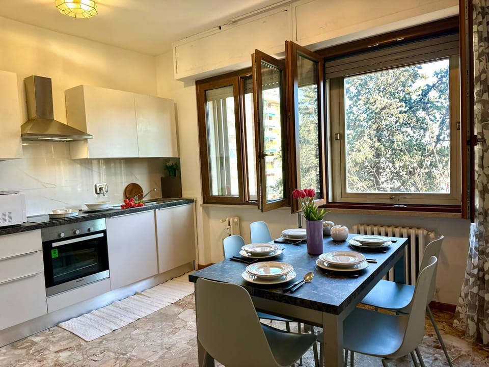 Kitchen or kitchenette, Dining area