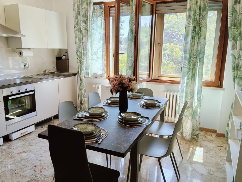 Kitchen or kitchenette, Dining area