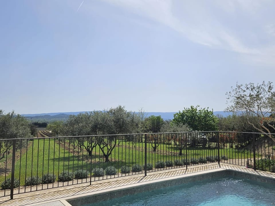 Villa Comme un Dimanche, piscine privée, chauffée, & vue House in Gordes