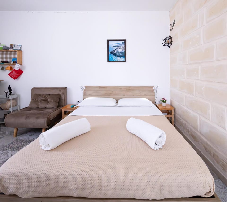 Bed, towels