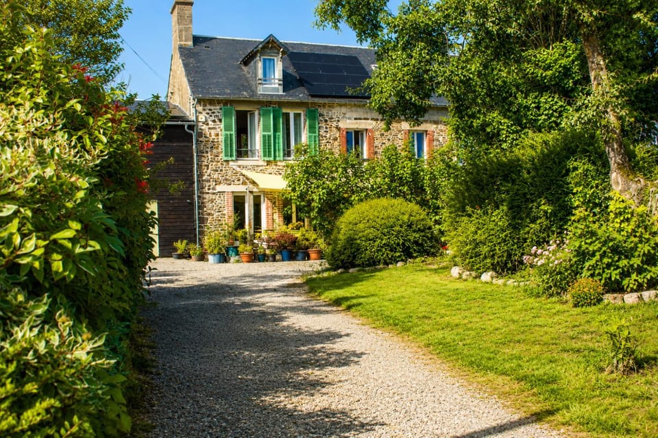 GITE 15 personnes confort et authenticité House in Granville