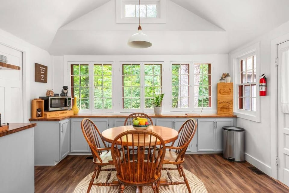 Kitchen or kitchenette, Dining area
