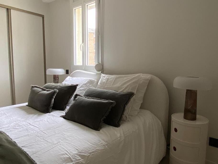 Bed, Photo of the whole room, Bedroom