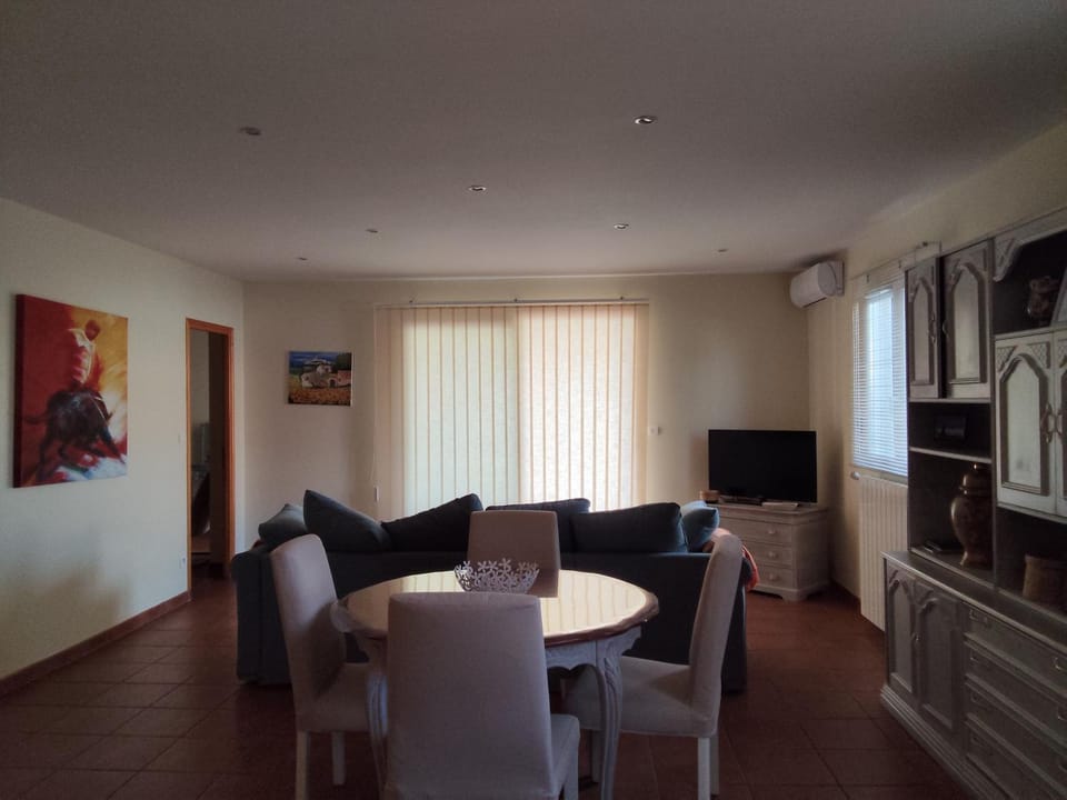 TV and multimedia, Living room, Dining area, air conditioner