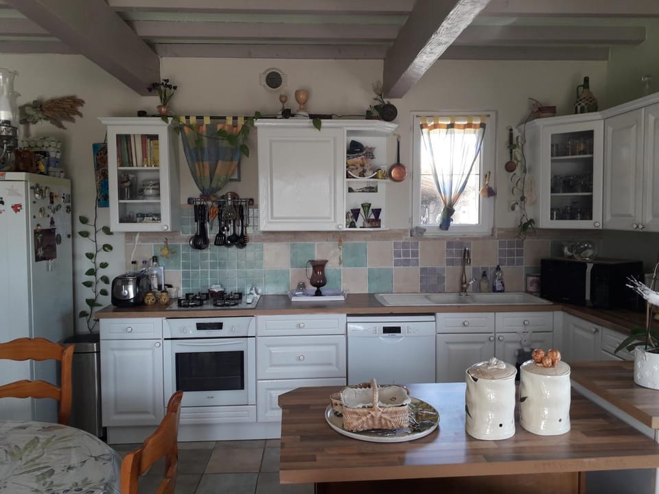 Coffee/tea facilities, Kitchen or kitchenette, Dining area, stove, toaster