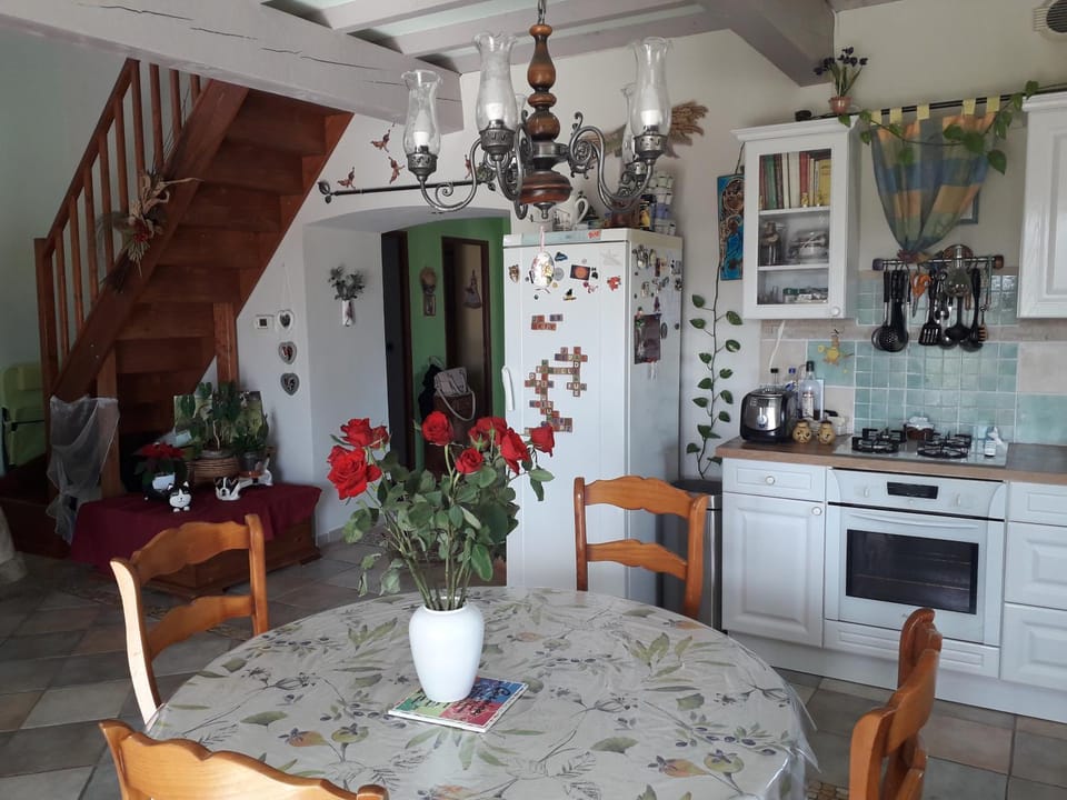 Kitchen or kitchenette, Dining area, stove
