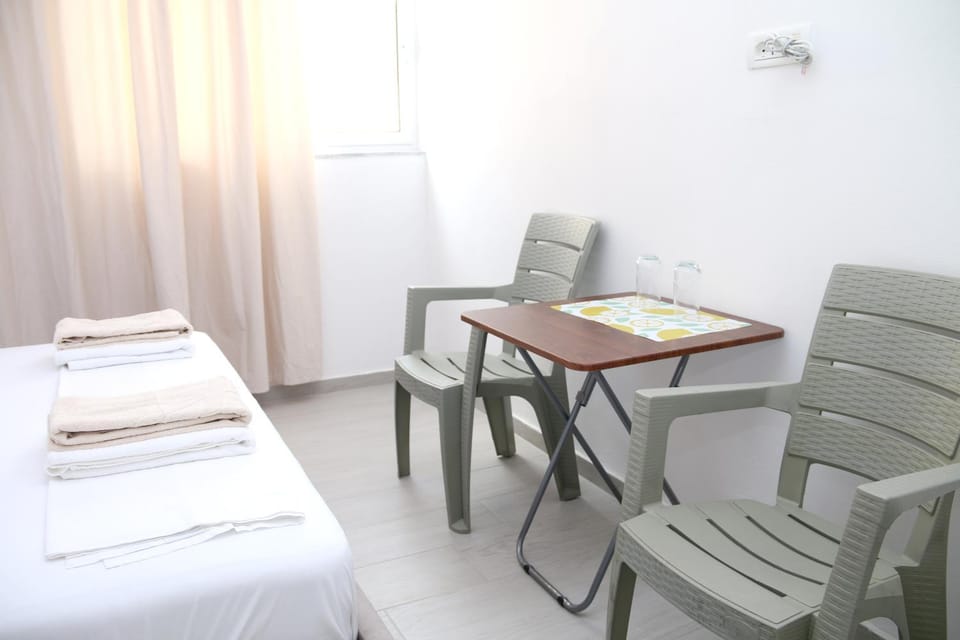 Bed, Dining area, Bedroom