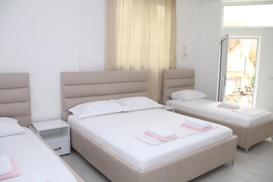 Bed, Bedroom, towels