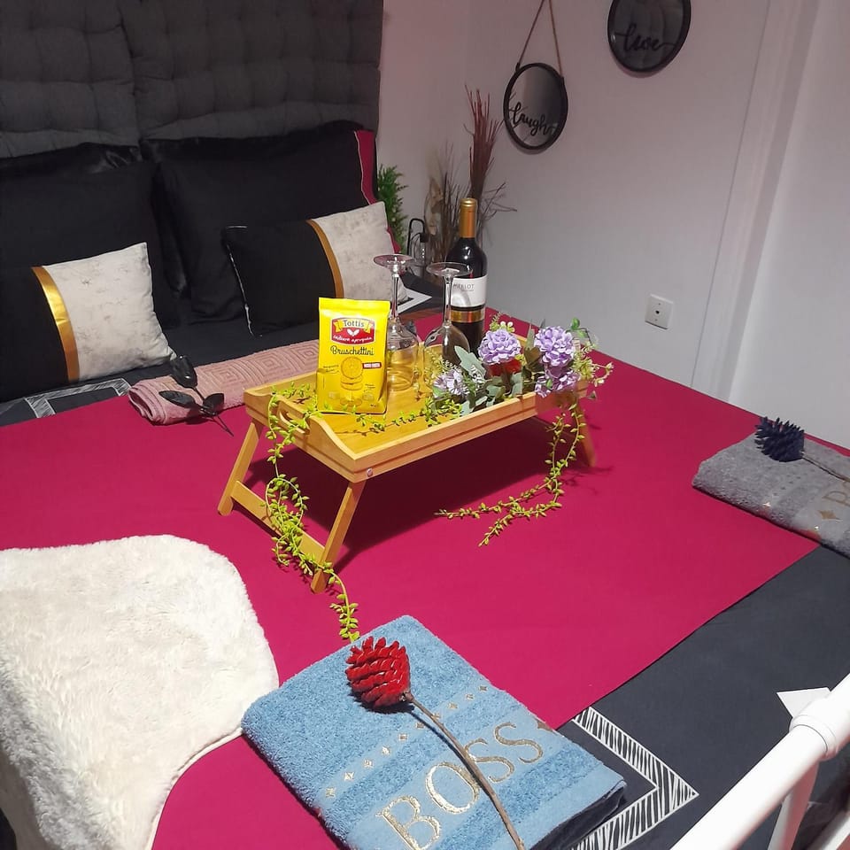 Bed, Photo of the whole room, Seating area, Bedroom