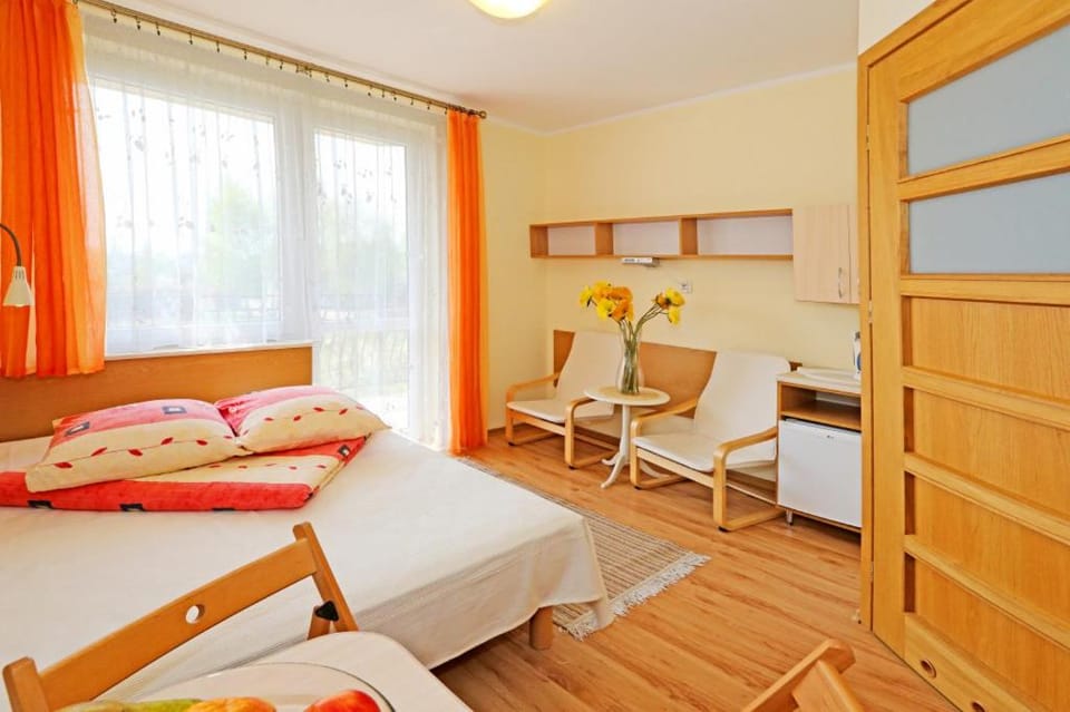 Bed, Photo of the whole room, Seating area