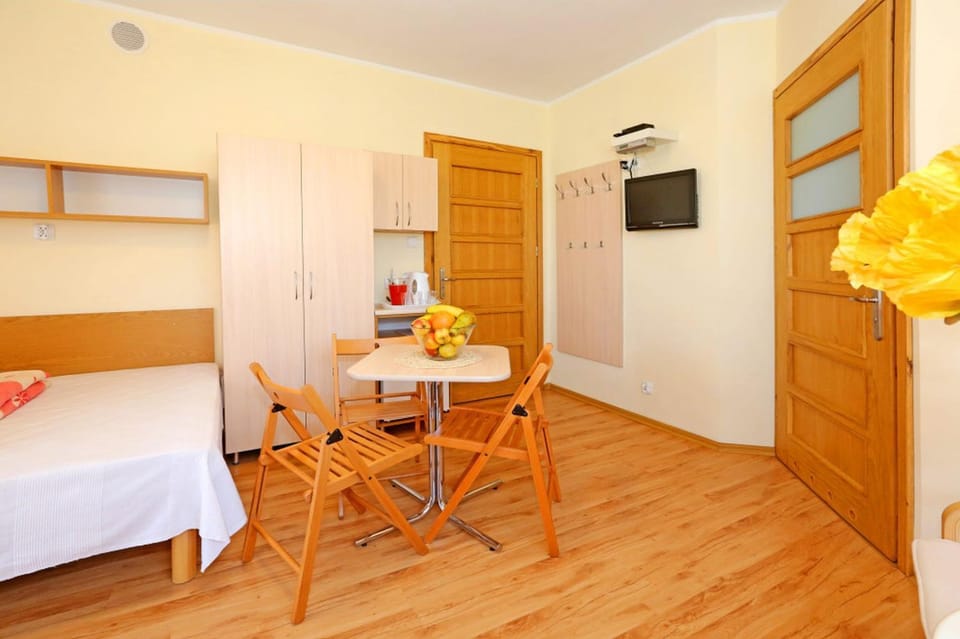 Kitchen or kitchenette, Dining area, wardrobe