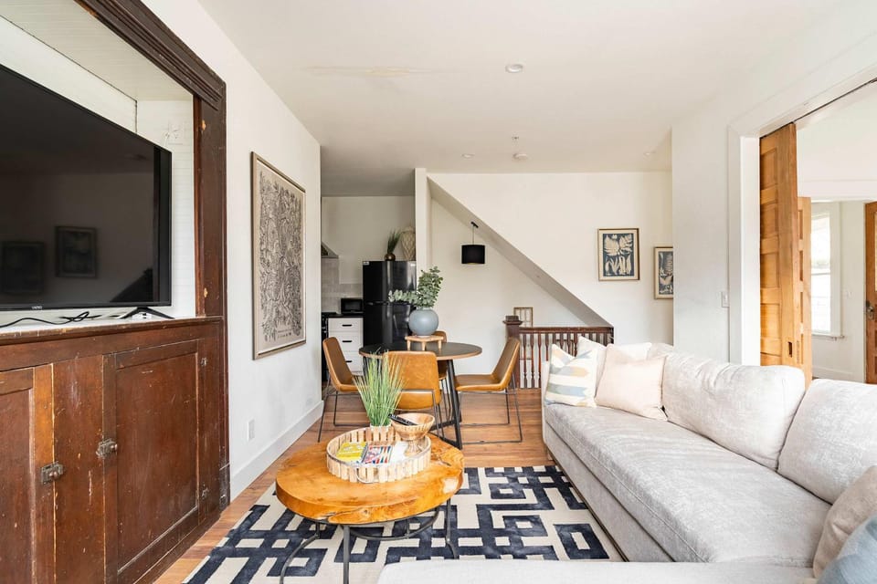 Stay Portland - 3BR - Sleeps 6 - Steps to NW 23rd - Fast WiFi Apartment in Portland