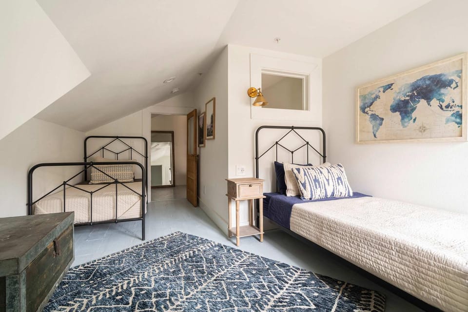 Stay Portland - 3BR - Sleeps 6 - Steps to NW 23rd - Fast WiFi Apartment in Portland