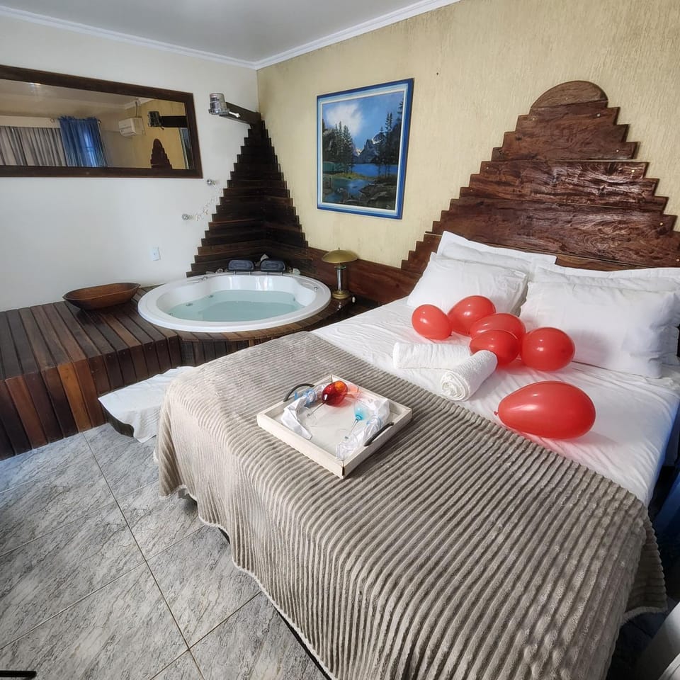 Bed, Hot Tub, Photo of the whole room, Bedroom, Bath, towels