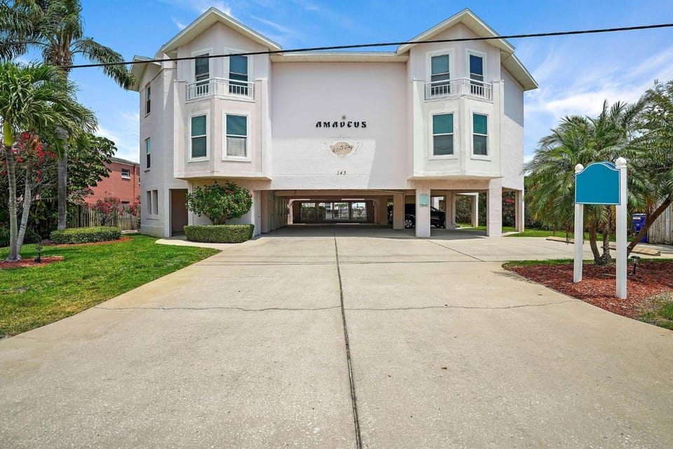 Amadeus 1 House in Treasure Island