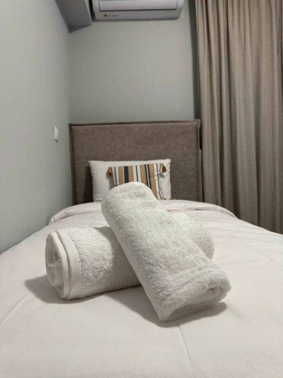 Bed, Bedroom, towels, air conditioner