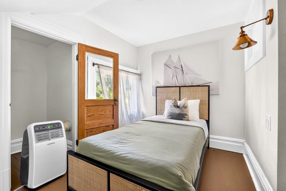 Stay Portland - The Câlin Suite - Posh Local Boutiques & Eateries Apartment in Portland